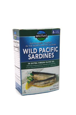 Beyaz arka planda zeytinyağlı bir kutu konserve sardalya..