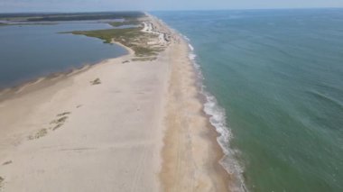 Assotigue Adası 'nın ıssız okyanus sahilleri. Terkedilmiş bölge kuşbakışı görülemeyecek şekilde korunuyor..