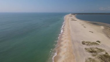 Assotigue Adası 'nın ıssız okyanus sahilleri. Terkedilmiş bölge kuşbakışı görülemeyecek şekilde korunuyor..