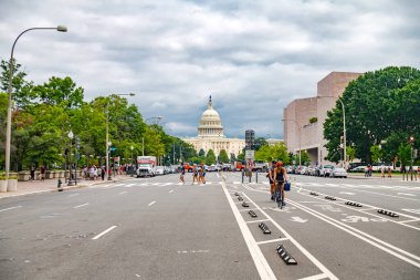 Ana cadde Washington, D.C. 'deki Capitol Binası' na çıkıyor.