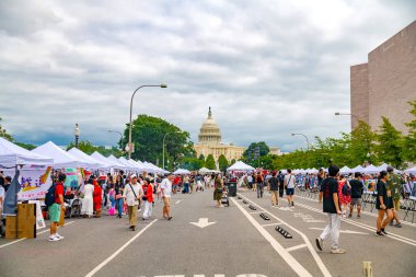 Washington, DC 'deki ana caddede Çin kültürel kutlaması. Washington, DC' deki ABD Kongre Binası 'nın dışında.
