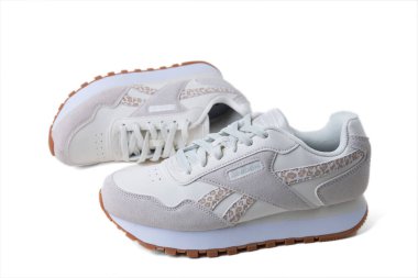 Beyaz Reebok ayakkabıları. Beyaz bir arka planda izole edilmiş. İngiliz spor ayakkabıları..