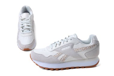 Beyaz Reebok ayakkabıları. Beyaz bir arka planda izole edilmiş. Reebok logolu beyaz kadın Reebok ayakkabıları..