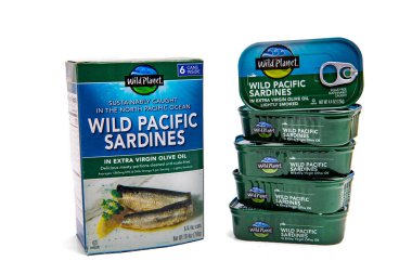 Beyaz arka planda zeytinyağında konserve sardalya kutusu ve kavanozlar..