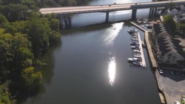 Occoquan Nehri 'nin kıyısındaki marina ve dairelerin havadan görüntüsü. Woodbridge, Virginia.