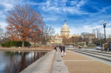 Washington 'daki Capitol binasının dışındaki Capitol Hill' de turistler yürüyor.