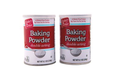 Baker 's Corner marka kabın içinde kabartma tozu beyaz arka planda