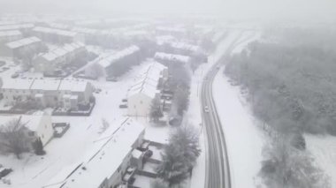 Kar fırtınası, yerleşim evleri ve kış karları sırasında ağaçlar. Drone görünümü.