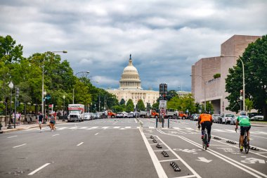 Ana cadde Washington, D.C. 'deki Capitol Binası' na çıkıyor.