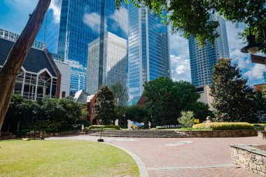 Charlotte, Kuzey Carolina 'daki iş binalarının aynalı gökdelenleri,