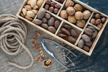  Ahşap bir masanın çekmecesindeki çeşitli fındık koleksiyonu. Üst görünüm.