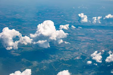 Bulutların arasından yeryüzünün yukarıdan görünüşü.
