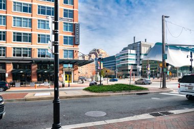 Baltimore şehir merkezi, Maryland 'in iç limanının sokakları ve binaları.