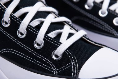 Moda markasının modern spor ayakkabılarının bağcıklarına yakın çekim 