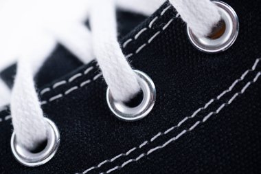 Moda markasının modern spor ayakkabılarının bağcıklarına yakın çekim 