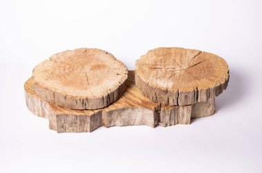 Tahta kütük (kesik günlük) beyaz üzerinde izole.