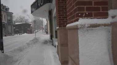 Tarihi Leesburg şehir merkezinin kar ve kar yağışı sokakları, Washington DC 'nin bir banliyösü..