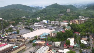 Gatlinburg 'un havadan görünüşü. Büyük Dumanlı Dağlar Ulusal Parkı 'nın sınırında dinleniyor..