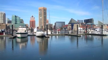 Baltimore 'un iç limanındaki donmuş suya yansıyan yatlar.