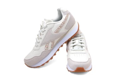 Reebok yürüyüşü ve spor ayakkabıları beyaz arka planda. Moda modasının günlük ayakkabıları.