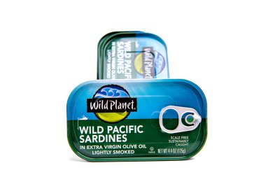 Wild Planet markasından zeytinyağlı konserve Wild Pacific sardalyası. beyaz arkaplan.