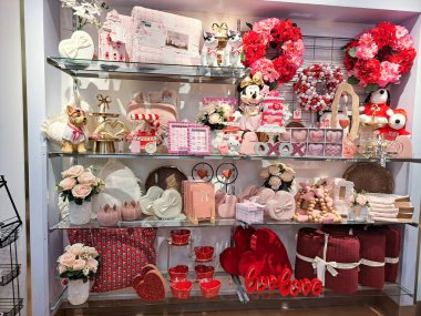 Sevgililer Günü mallarının sergilendiği raflar. 