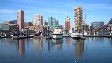 Baltimore 'un iç limanındaki donmuş suya yansıyan yatlar.