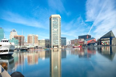 Baltimore, Maryland 'deki iç liman, kışın. Limanın donmuş suları. Binalar donmuş suya yansıyor..