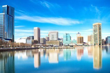 Baltimore 'un panoramik görüntüsü Donmuş iç körfez limanına yansıyor.