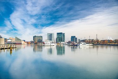 İş binaları Baltimore 'daki körfezin iç limanına yansıyor..