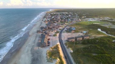 Cape Hatteras sahil şeridinin havadan görüntüsü. Kuzey Carolina 'daki sahil villaları yolu ve deniz feneri.