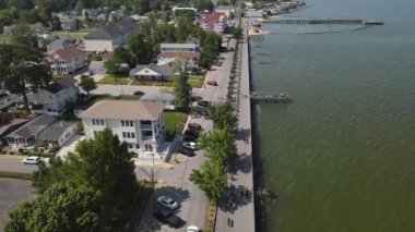 Chesapeake Körfezi 'ndeki Atlantik kıyılarında rıhtımlar, otoparklar ve oteller var. Kuş bakışı..