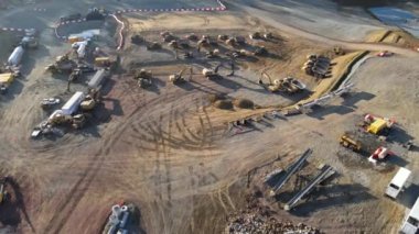 Virginia 'daki büyük inşaat sahasında havadan izleme makineleri ve ağır donanım. Kazıcı, buldozer, çöp kamyonu, kazıcı.