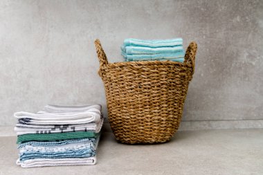 Temiz mutfak havluları ve hasır sepeti yığını. Boşluğu kopyala.