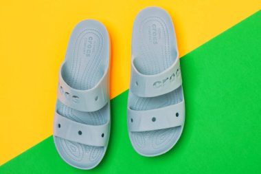 Ayırt edici bir tasarımı olan bir çift mavi Crocs sandalet.