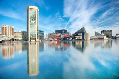 Baltimore 'un panoramik görüntüsü Donmuş iç körfez limanına yansıyor.