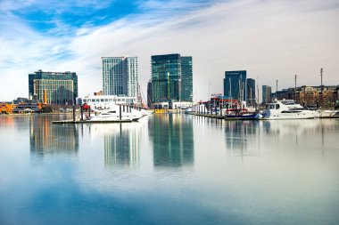 Baltimore 'un modern binalarıyla donmuş liman ve şehir manzarası. Maryland 'de kış.