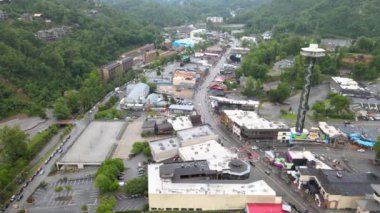 Gatlinburg 'un havadan görünüşü. Büyük Dumanlı Dağlar Ulusal Parkı 'nın sınırında dinleniyor..