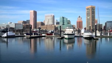 Baltimore 'un iç limanındaki donmuş suya yansıyan yatlar.