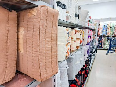 Bir süpermarkette yeni yastık yığınları