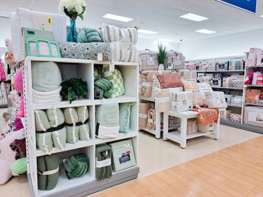 Süpermarkette yastıkların çeşitliliği. Bir mağazadaki raflarda ev eşyaları.