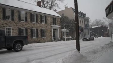Leesburg şehir merkezindeki kar kaplı caddeler, Washington, D.C. 'nin bir banliyösü. Kar yağışı sırasında..