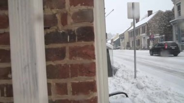 Tarihi Leesburg şehir merkezinin kar ve kar yağışı sokakları, Washington DC 'nin bir banliyösü..