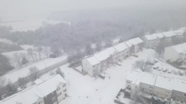 Kar yağışı, Virginia 'da kar fırtınası sırasında yol kenarındaki ağaçların yakınındaki evler. Bir İHA görüntüsü.