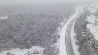 Kar fırtınası, yerleşim evleri ve kış karları sırasında ağaçlar. Drone görünümü.