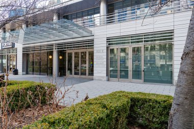 Washington, D.C. 'deki Microsoft İnovasyon ve Politika Merkezi' nin duvarında logo olan cam binasına giriş..