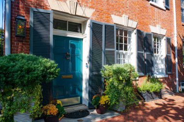 Bir tuğla binanın girişinde. Eski kırmızı tuğlalı evde kapı ve pencereler.