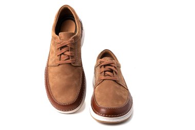 Erkekler süet ayakkabıları beyaz arka planda izole edilmiş..