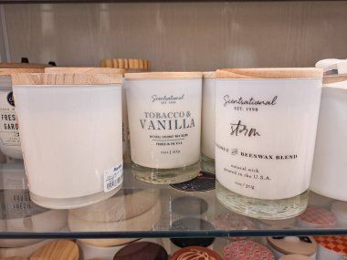 Süpermarket raflarındaki kokulu mumlar.