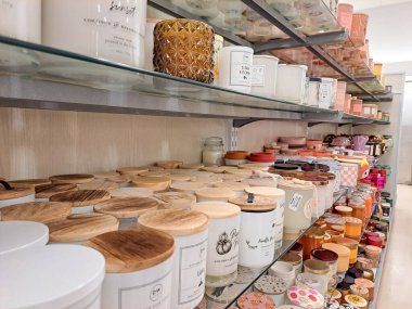 Süpermarket raflarındaki kokulu mumlar.